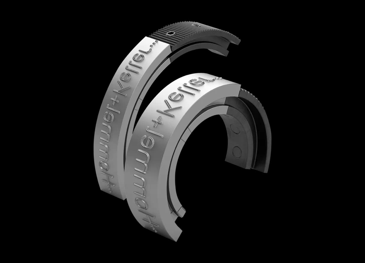 Zwei Schriftsegmente mit Gravur von Hommel+Keller zur industriellen Metallbeschriftung